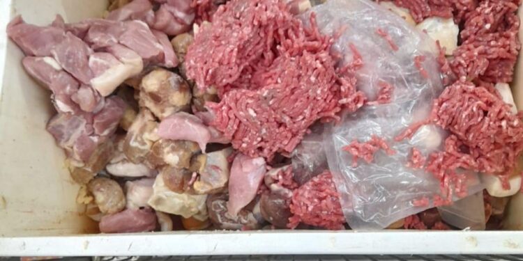 Procon apreende produtos vencidos e impróprios para consumo em supermercado de Indaiatuba