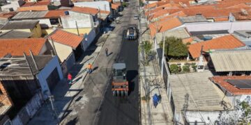 Secretaria de Obras e Vias Públicas realiza recapeamento de ruas no Jardim Oliveira Camargo