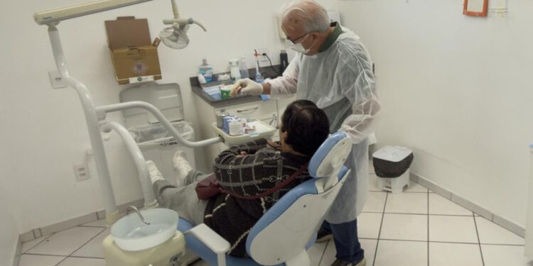 Secretaria de Saúde entrega 232 próteses dentárias a 130 pacientes da rede municipal