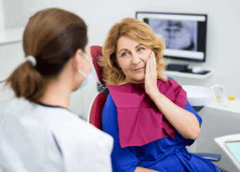 Quase metade dos idosos brasileiros precisa de prótese dentária; veja como a saúde bucal impacta o envelhecimento