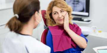 Quase metade dos idosos brasileiros precisa de prótese dentária; veja como a saúde bucal impacta o envelhecimento