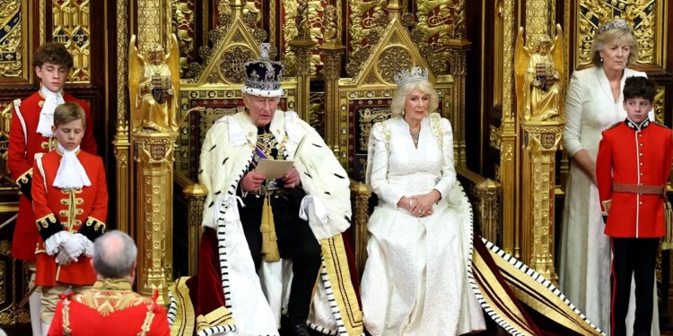 Rainha Camilla revela impacto do câncer de Charles III: “Foi difícil”