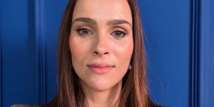 Letícia Cazarré se revolta com críticas por não acompanhar filha internada e reage