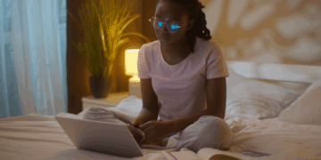 Estudar até tarde ajuda ou atrapalha? Neurologista explica os efeitos no cérebro