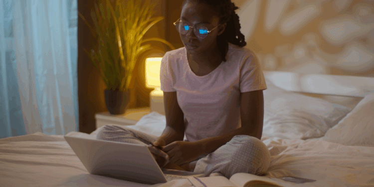 Estudar até tarde ajuda ou atrapalha? Neurologista explica os efeitos no cérebro