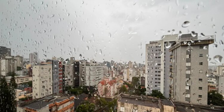 BH tem previsão de chuva forte e risco de deslizamentos nesta terça (15/9)