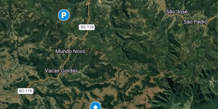 Bombeiros mostram em mapa localização dos últimos sinais emitidos por helicóptero onde Rick estava