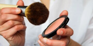Guardar maquiagem no banheiro pode estragar produtos antes da validade