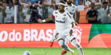 Neymar Jr. sente dores e deixa partida do Santos na Copa do Brasil
