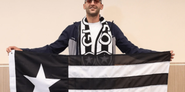 Com festa da torcida, Ziyech desembarca no RJ para assinar com o Botafogo