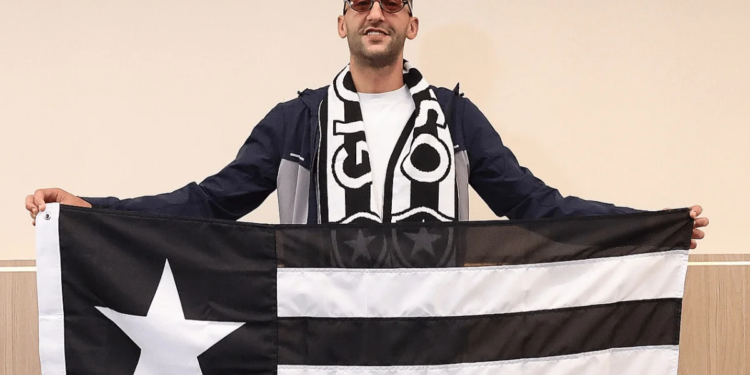 Com festa da torcida, Ziyech desembarca no RJ para assinar com o Botafogo