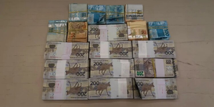 Operação da PF contra deputado apreende quase R$ 1 milhão em dinheiro vivo