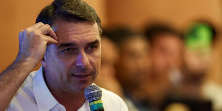 Por que TSE mandou Flávio Bolsonaro apagar vídeo enganoso que associa uso de drogas a ato pró-Lula na Paulista