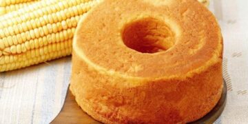 Tem milho-verde em casa? Faça este bolo cremoso de liquidificador para o café da tarde