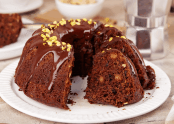 Sábado pede bolo de chocolate: veja 3 receitas cremosas para o café da manhã 
