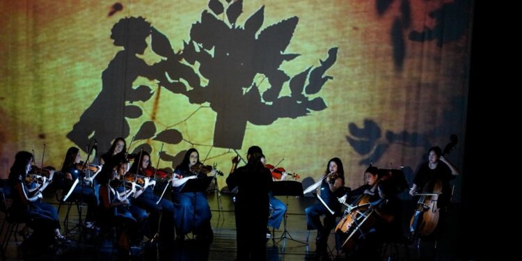 Espetáculo gratuito “Sombras Musicais” transforma música de concerto em uma viagem entre sons, imagens e encantamento