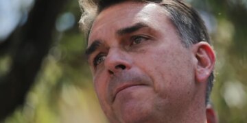 Campanha avalia que propaganda “sem som” impulsionou redes de Flávio