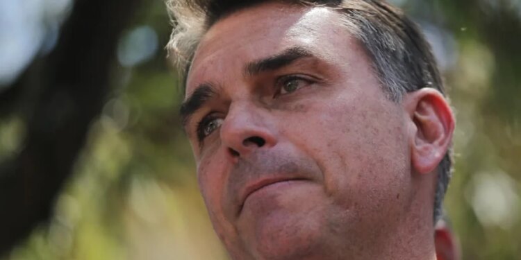 Campanha avalia que propaganda “sem som” impulsionou redes de Flávio