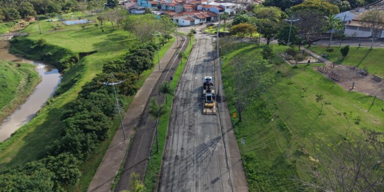 Secretaria de Obras e Vias Públicas realiza recapeamento de novo trecho da Marginal do Parque