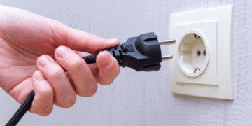 Quedas rápidas de energia podem queimar aparelhos? Saiba como evitar prejuízos