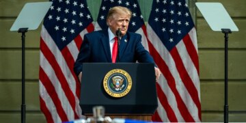 Trump diz que aprovou ida de Flávio aos EUA, mas não sabe onde ele está