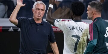 José Mourinho defende Vini Jr. de má fase: “Merece ser ajudado”